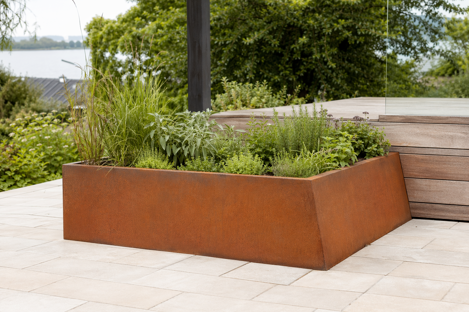 Vinklet corten plantekasse på specialmål ved terrasse