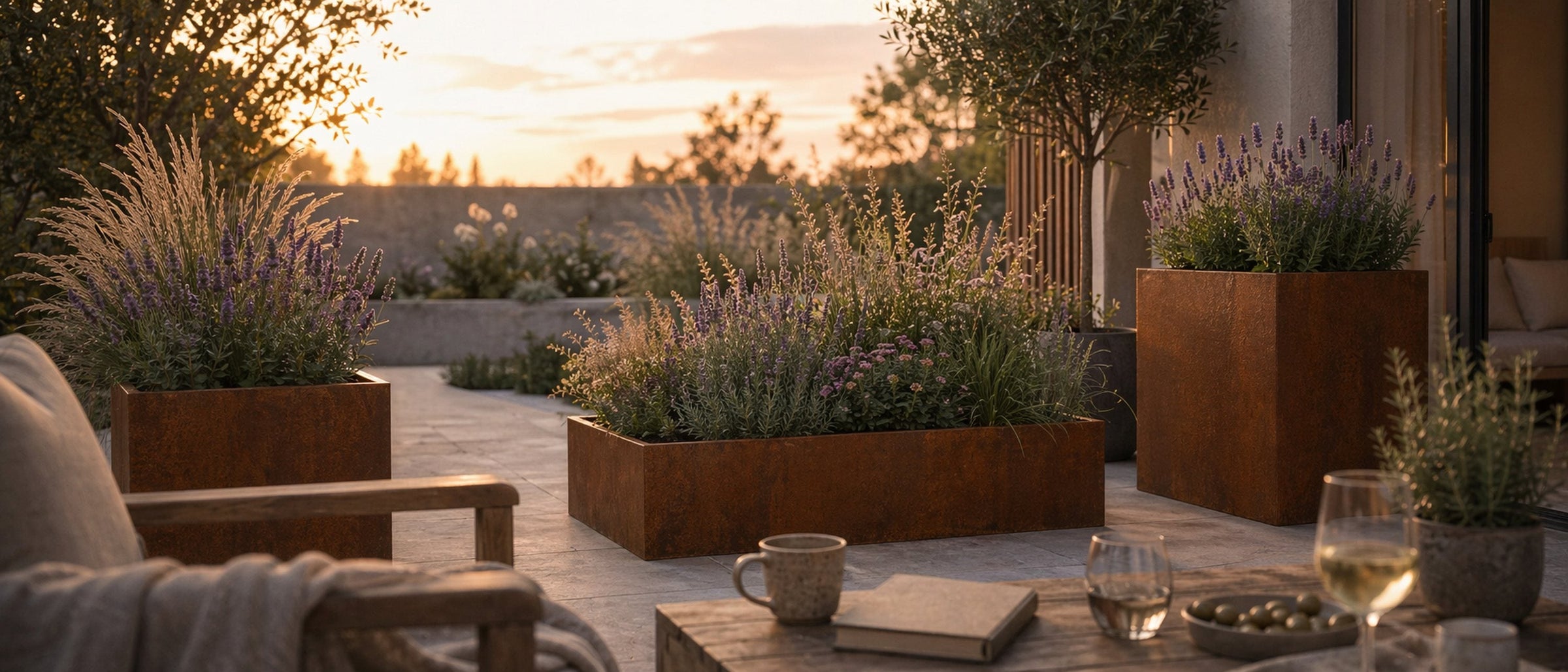 Plantekasser i cortenstål på fast terrasseunderlag